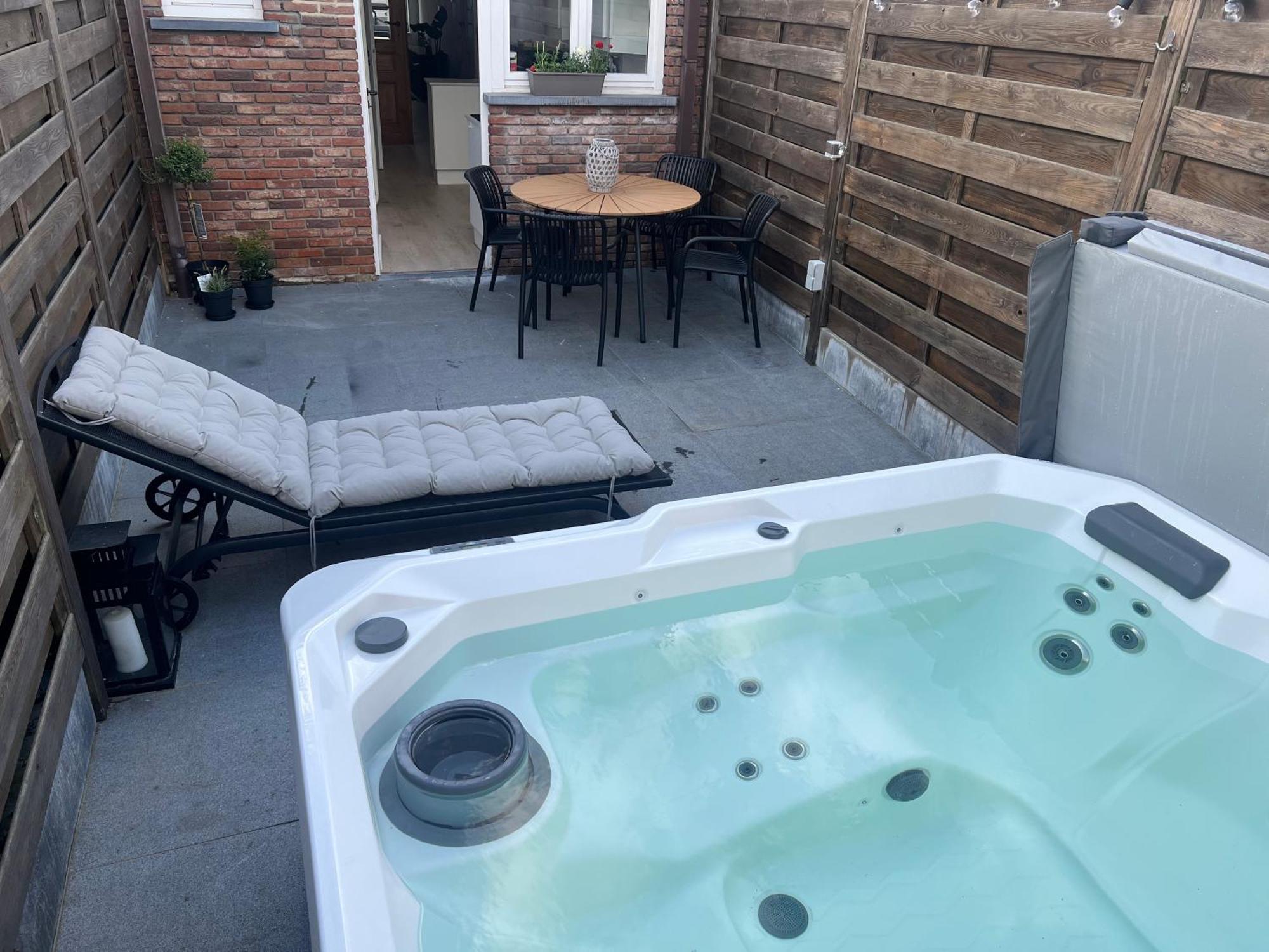 Suite Hot Tub,1756726807:JPEG